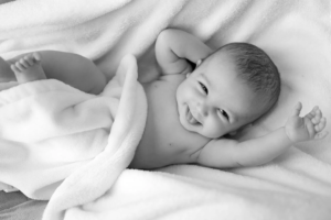 赤ちゃん　裸　笑顔　スマイル
